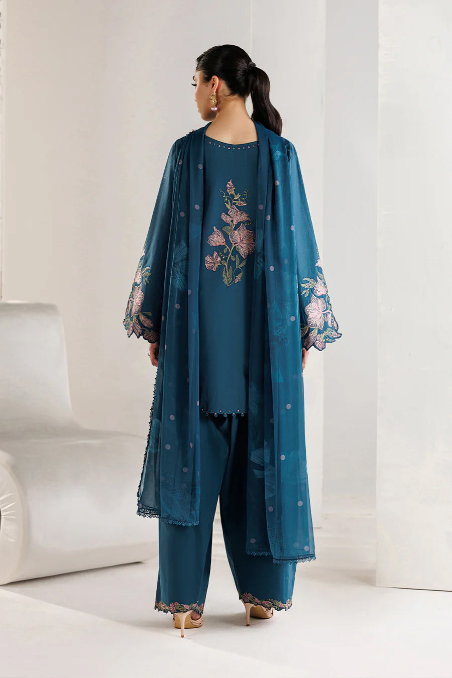 Iznik unstitched Embroidered Exclusive Lawn  Collection - 2026 (UE-690)