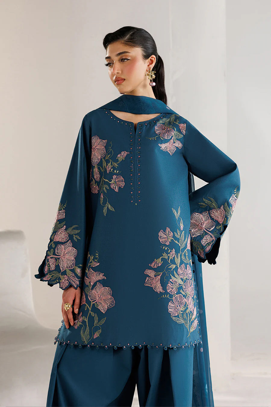 Iznik unstitched Embroidered Exclusive Lawn  Collection - 2026 (UE-690)