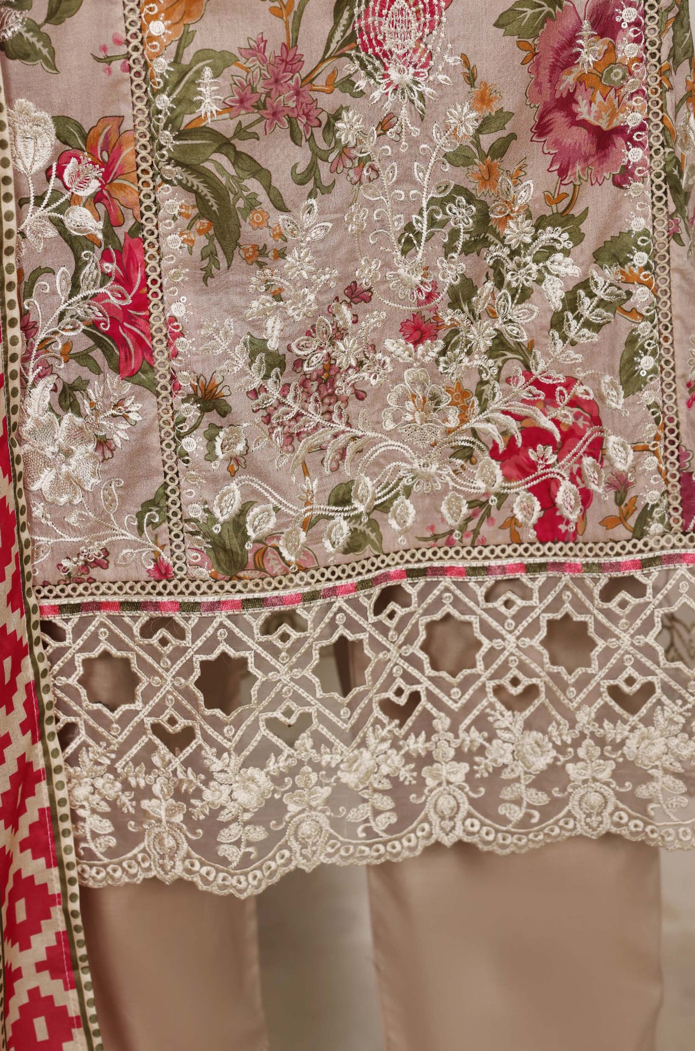 Sadabahar Signature Stitched Embroidered Lawn Vol-IV Collection - 2026 (D-04)