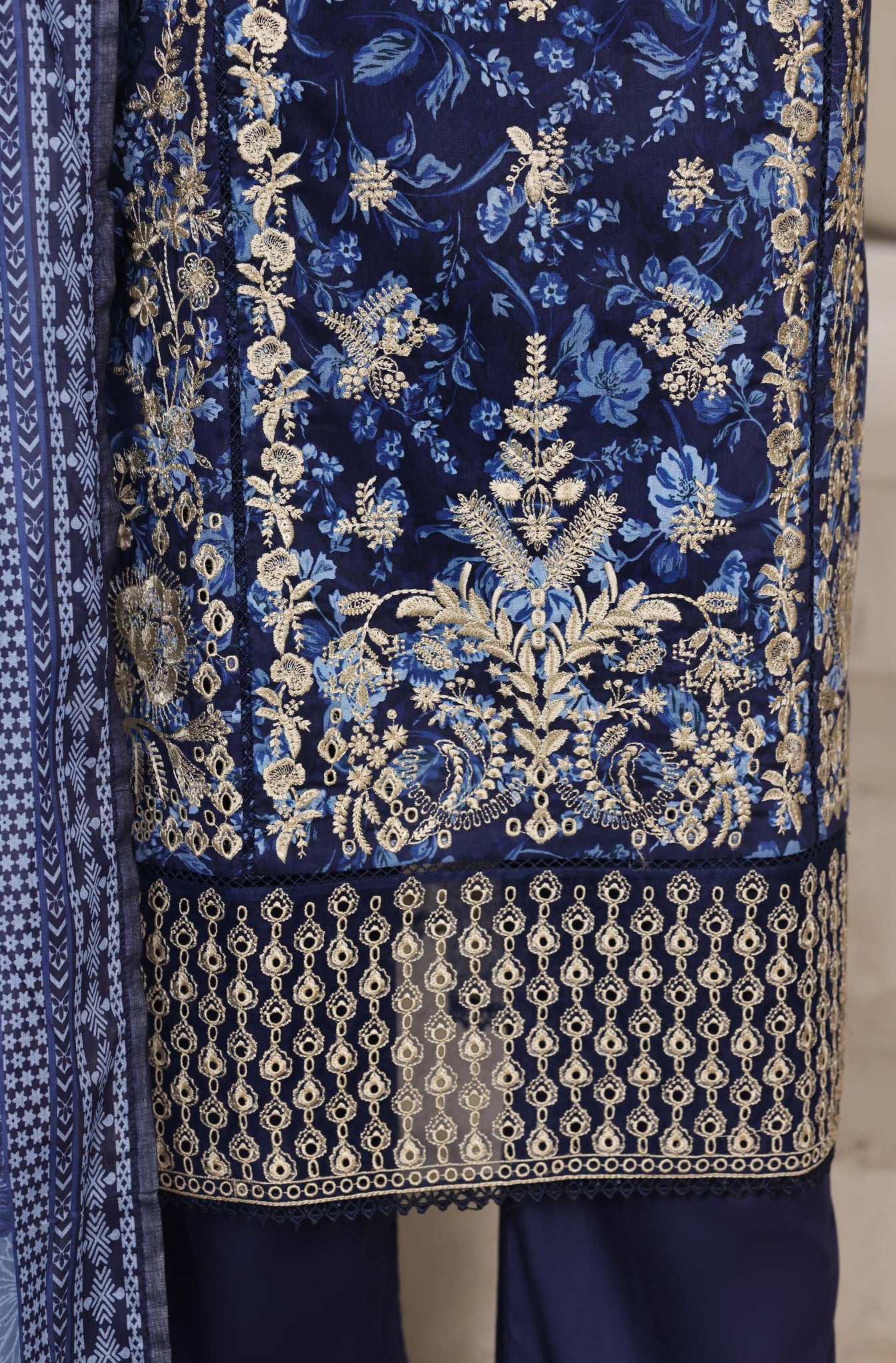 Sadabahar Signature Stitched Embroidered Lawn Vol-IV Collection - 2026 (D-06)