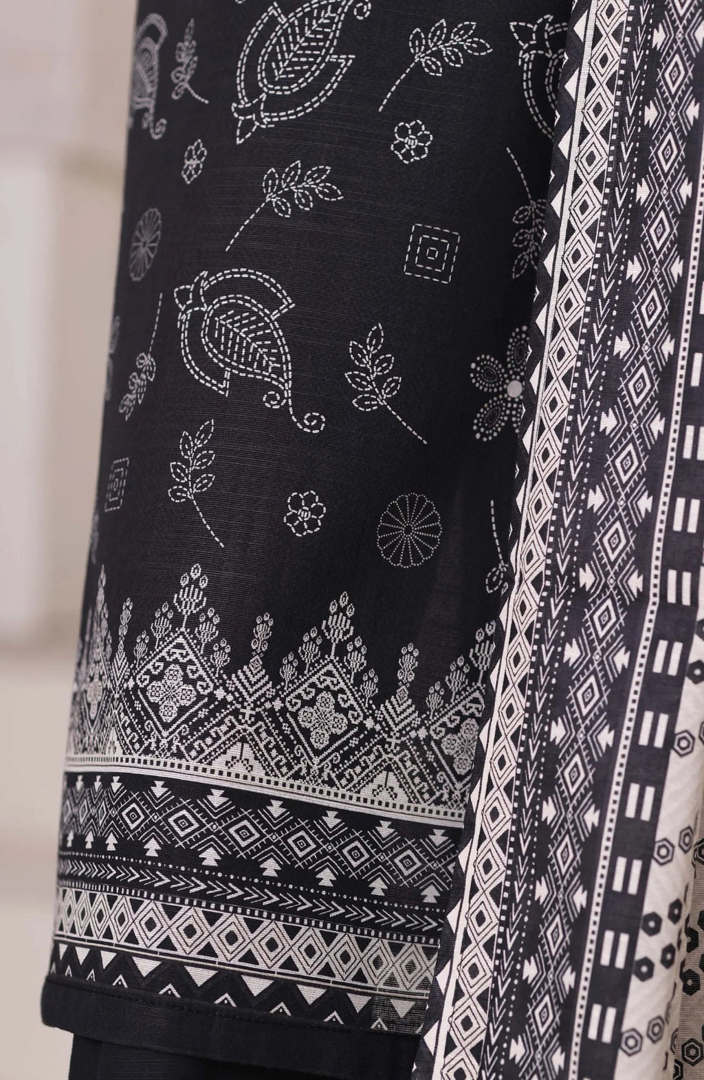 Sadabahar Printed Stitched Khaddar 3PC Collection - 2025 (BLACK D-07)