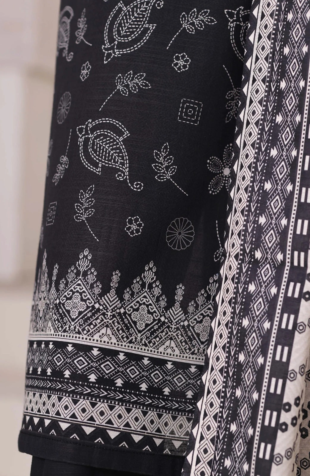 Sadabahar Printed Stitched Khaddar 3PC Collection - 2025 (BLACK D-07)